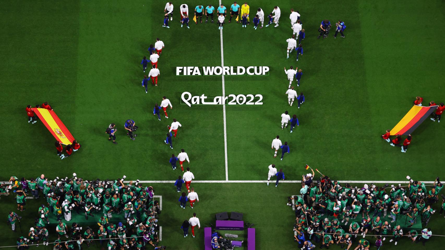 Los futbolistas de España y Alemania saltan al campo antes del partido