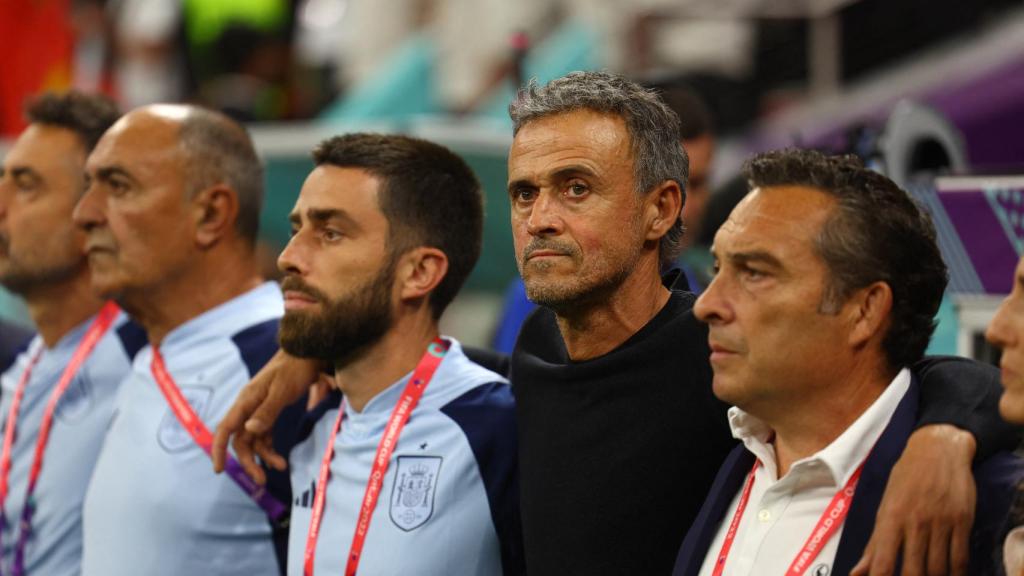 Luis Enrique y el resto del banquillo español escuchando el himno