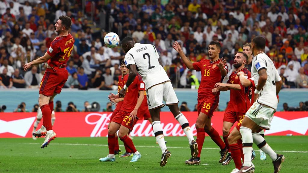 Antonio Rüdiger remata solo dentro del área de España