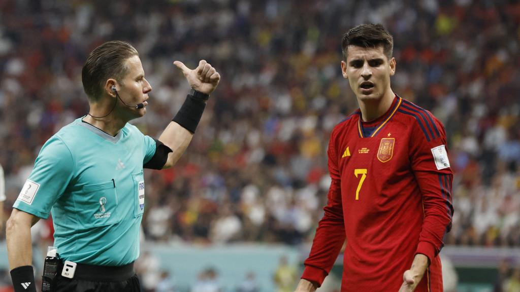 Danny Makkelie dialoga con Álvaro Morata