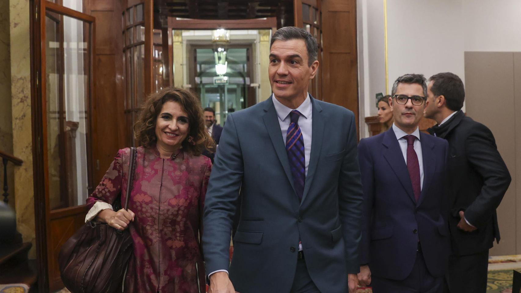 El presidente del Gobierno, Pedro Sánchez (c), junto a la ministra de Hacienda, María Jesús Montero (i), y el ministro de la Presidencia, Félix Bolaños (d), en el Congreso de los Diputados.