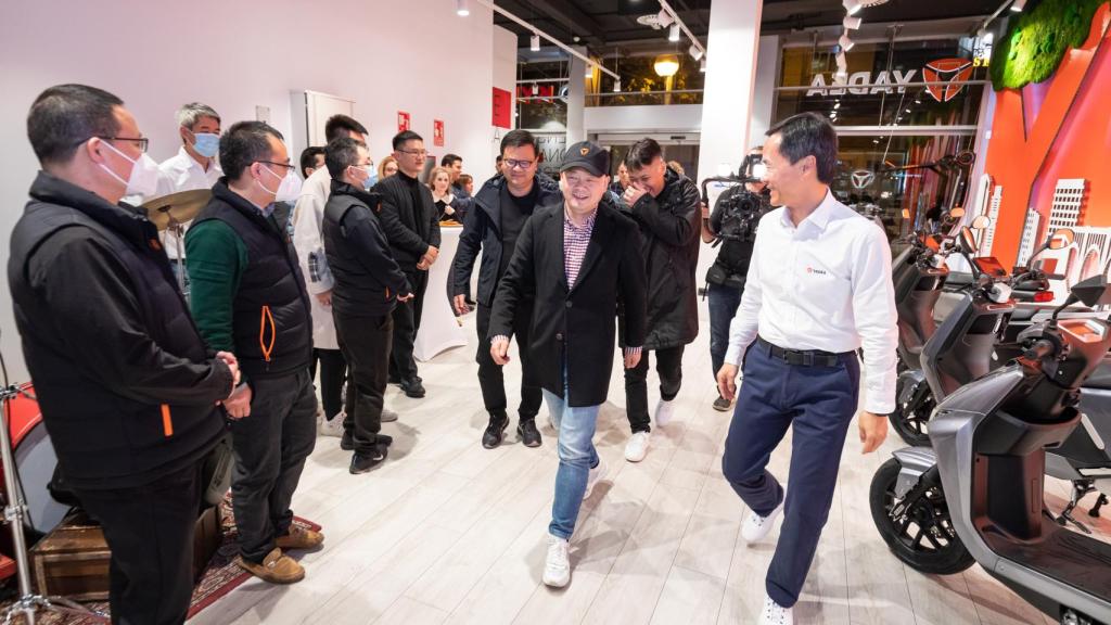 Jerry Zhou, consejero delegado de Yadea Global, junto a Carlos Wang, director general de Yadea en España.