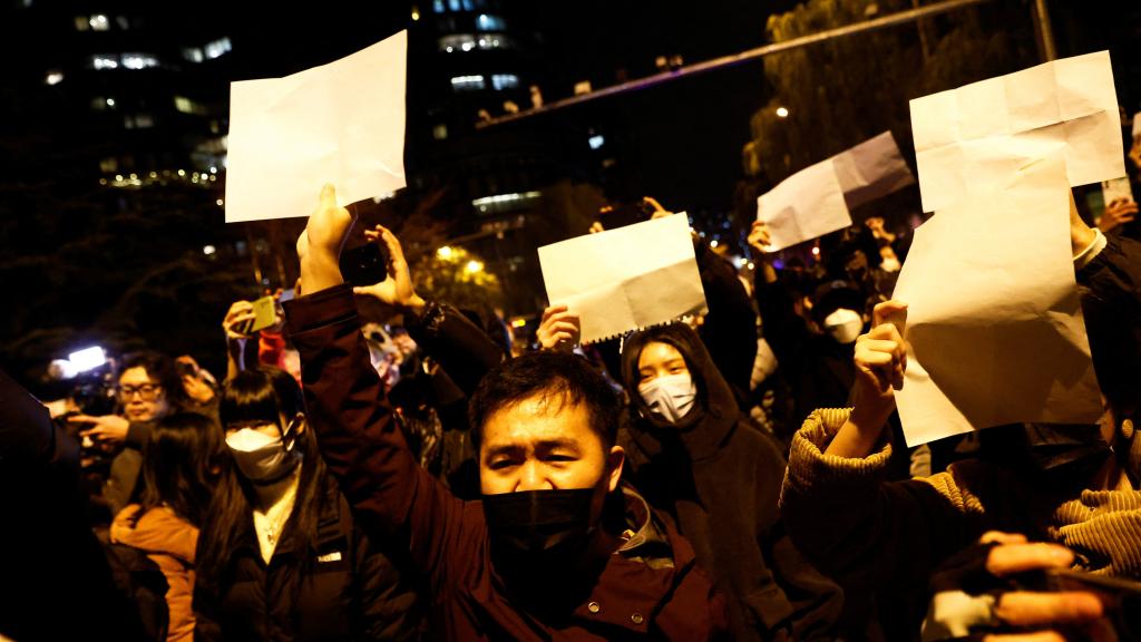 Personas se reúnen en una protesta por la restricción del coronavirus en China