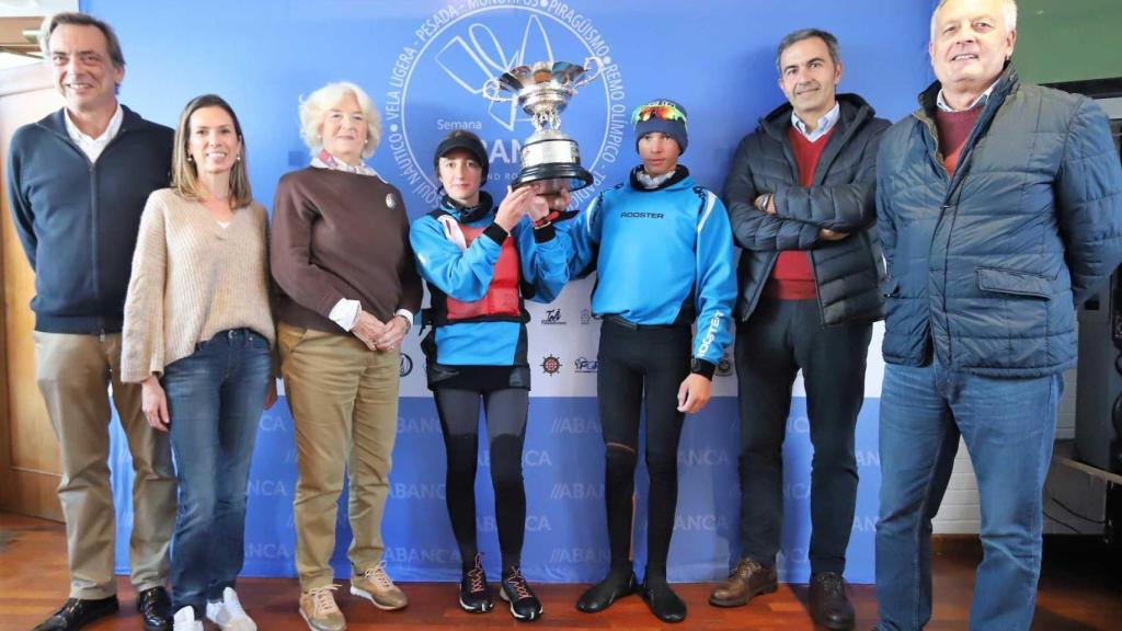Bruno Iglesias y Aitana Pérez izando el Trofeo Aurelio Fernández Lage.