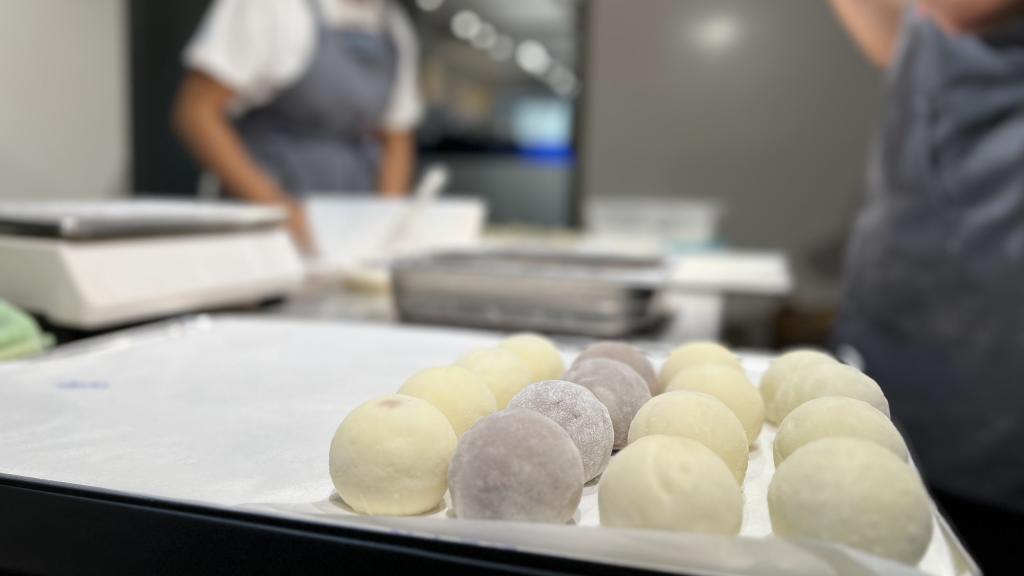 Los mochis durante su elaboración a mano uno a uno