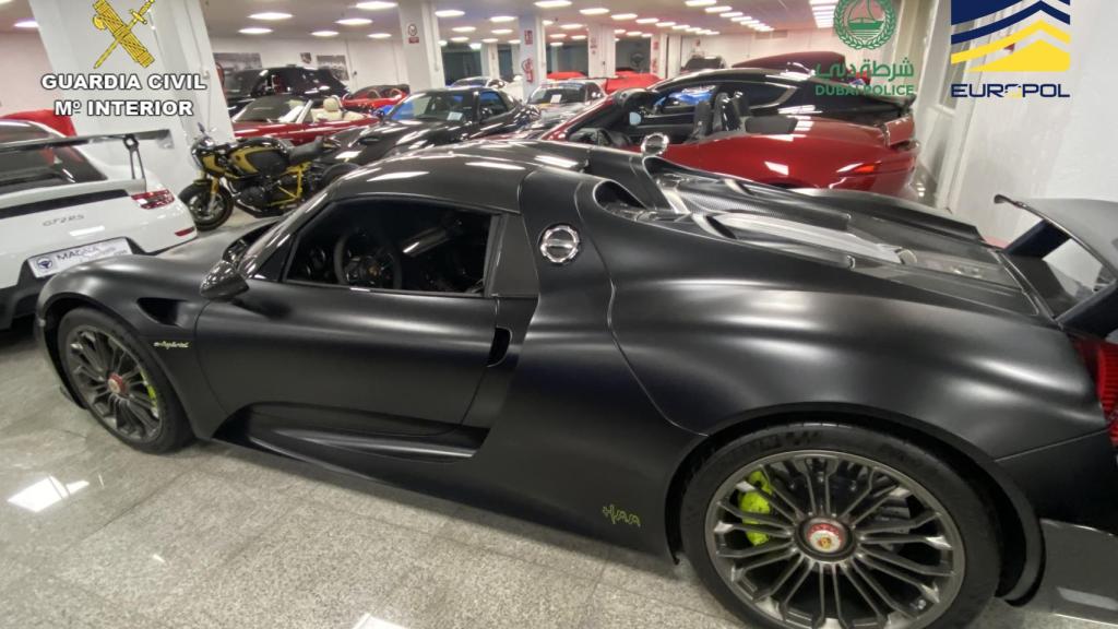 Coches de lujo incautados durante la operación.