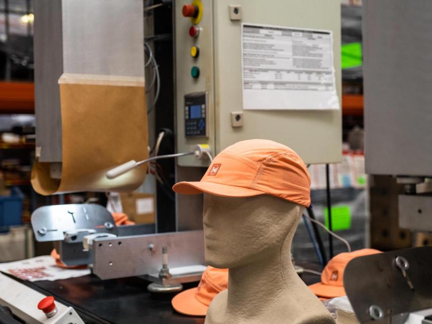 La empresa no solo fabrica cuellos, también gorras y otros productos.