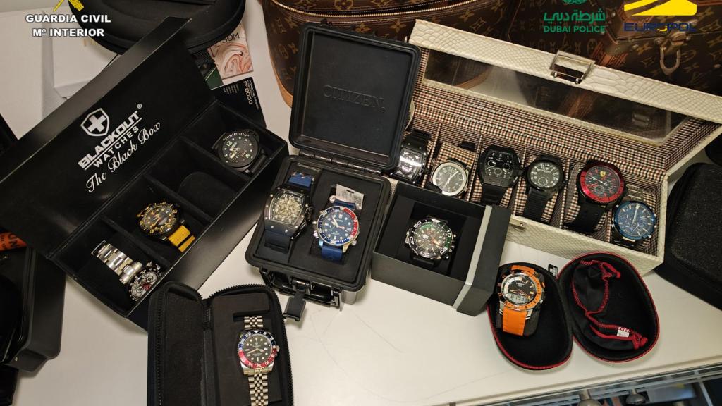 Algunos de los artículos de lujo incautados.