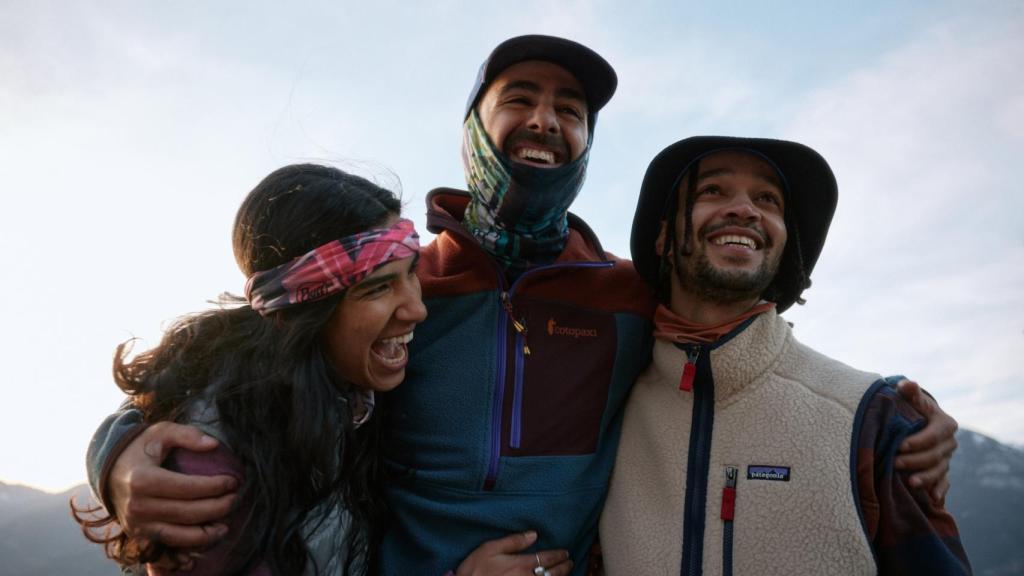 Cintas de cabeza o headbands, gorros, gorras y balaclavas se añaden a los tubulares.