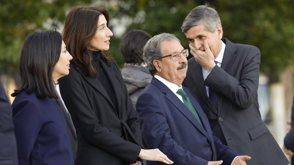 La ministra de Justicia, Pilar Llop (2i) y el presidente del CGPJ, Rafael Mozo (2d), antes de la inauguración este lunes de la X Cumbre de mujeres juristas a la que asiste la reina Letizia. Junto a Mozo, el presidente del Tribunal Constitucional (TC), Pedro González-Trevijano.