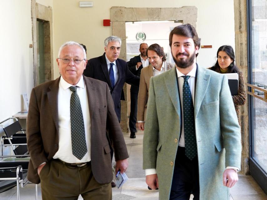 El consejero de Cultura, Gonzalo Santonja, y el vicepresidente, Juan García-Gallardo, a su llegada a la presentación del inventario de monasterios y conventos de Castilla y León, este lunes.