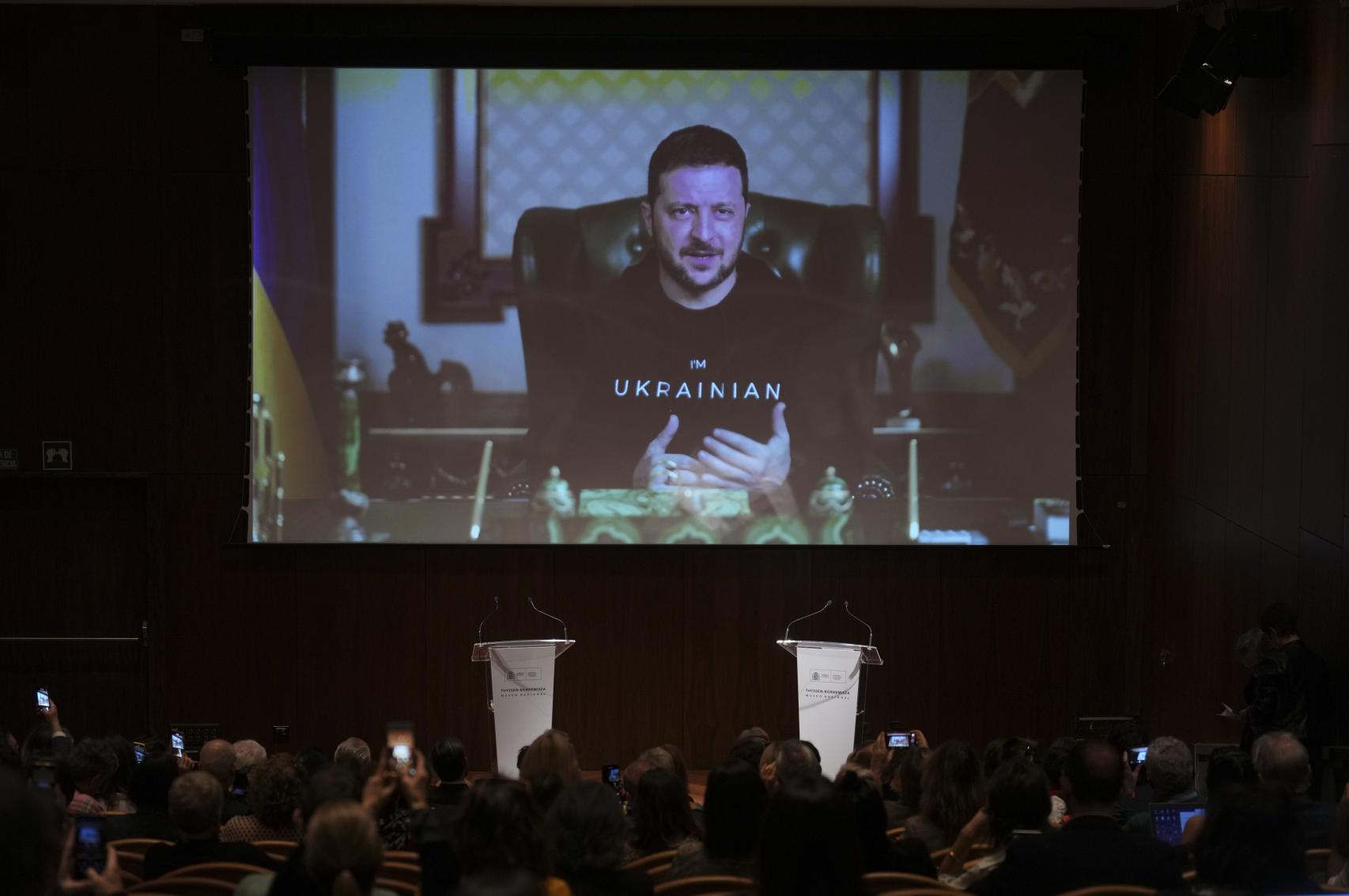 El presidente de Ucrania, Voldímir Zelenski, interviene telemáticamente en la presentación de la exposición.