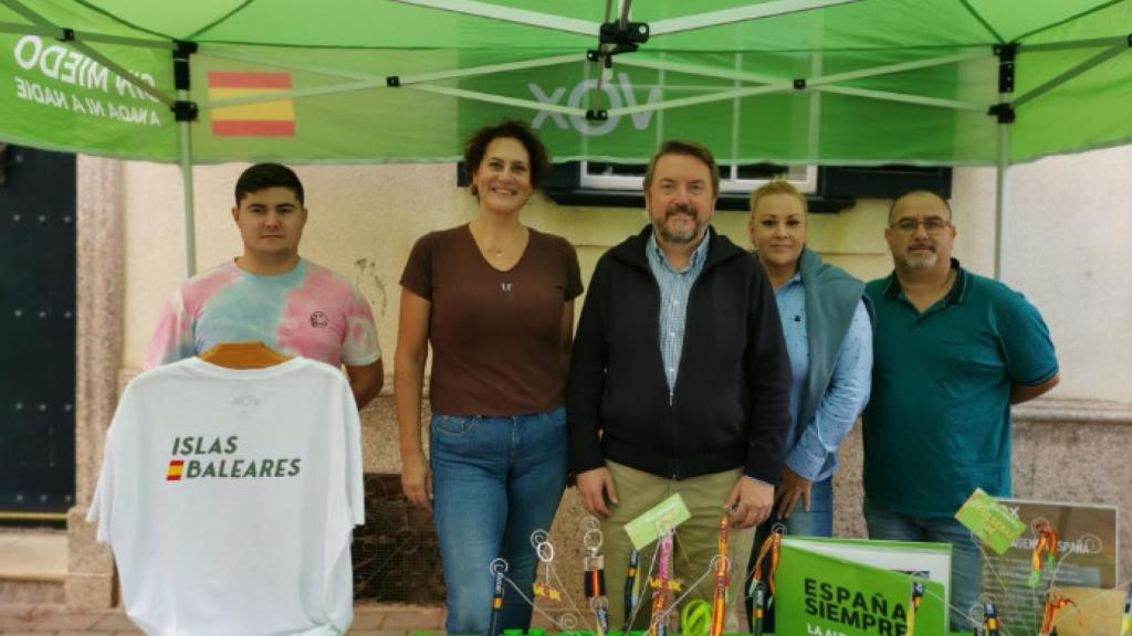 Antoni Camps durante una acción de Vox Menorca.