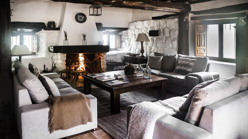 El salón del Molino del Feo, en Segovia, con su acogedora chimenea.