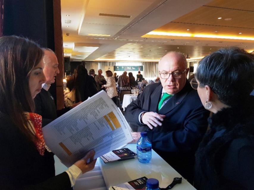 Miguel Ángel Benito rodeado de sus colaboradores