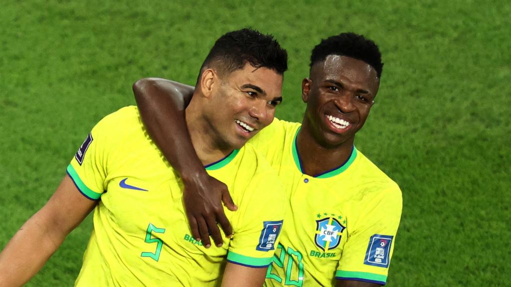 Vinicius y Casemiro se abrazan en el Brasil - Suiza