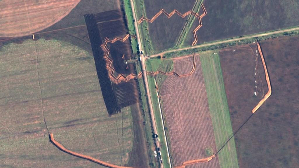 Trincheras rusas y fortificaciones de trampas para tanques cerca de Stepne, Óblast de Kherson, observadas el 15 de noviembre de 2022.