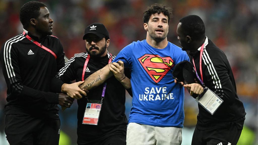 El espontáneo, con el lema a favor de Ucrania.