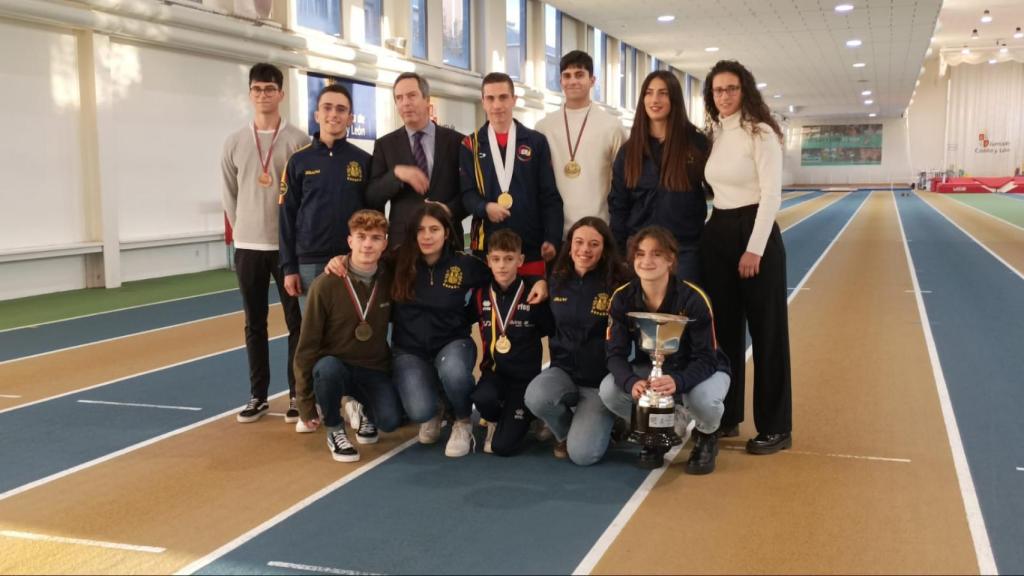 Foto de familia de los deportistas de la Comunidad junto al director general de Deportes, Enrique Sánchez-Guijo