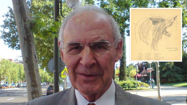 Emiliano Aguirre y uno de sus dibujos de una ave.