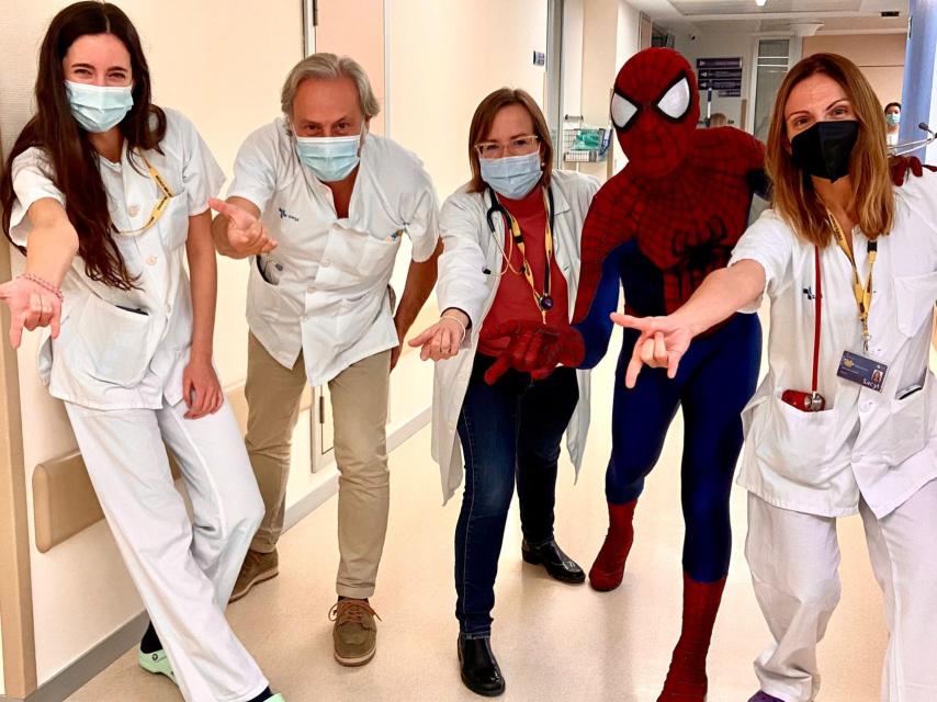 Los doctores del HURH que se cruzaron con Spiderman no dejaron escapar la oportunidad de hacerse una foto con él