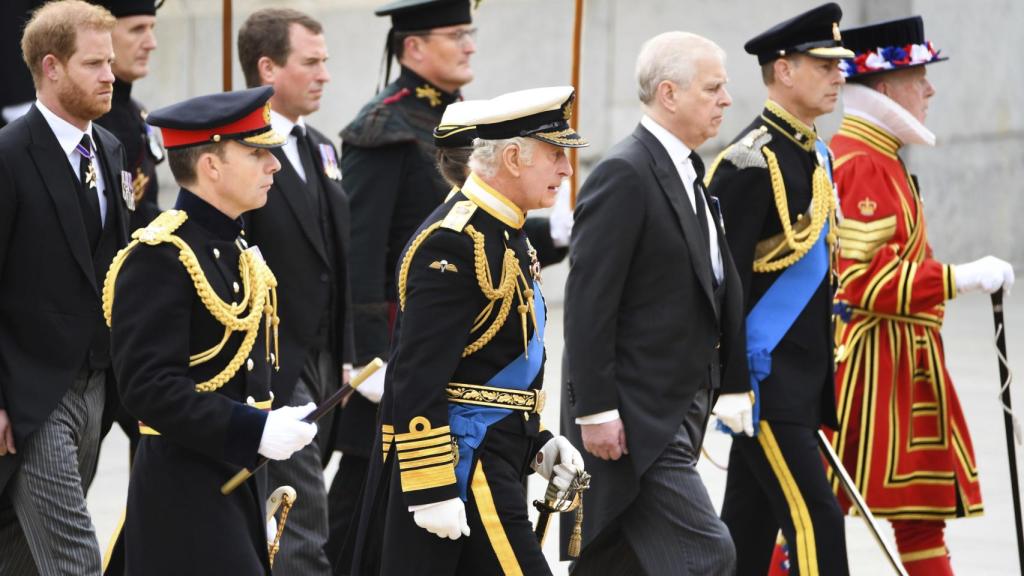 El príncipe Andrés en los actos fúnebres de su madre, Isabel II.