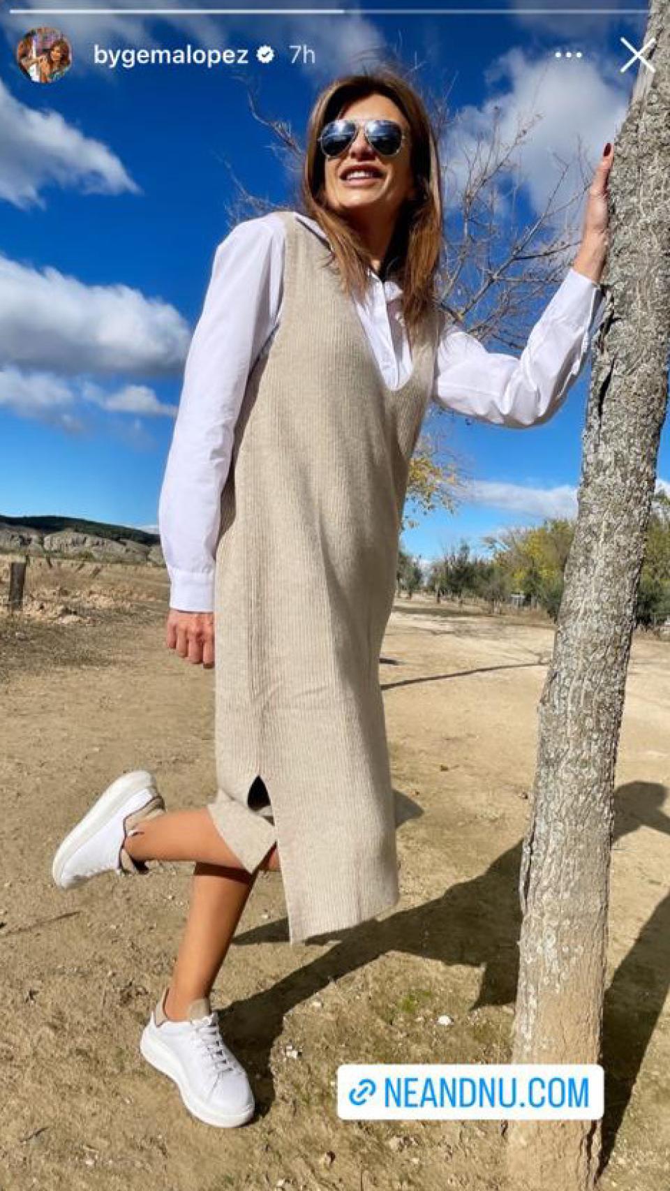 Gema López con el maxi chaleco de su colección.