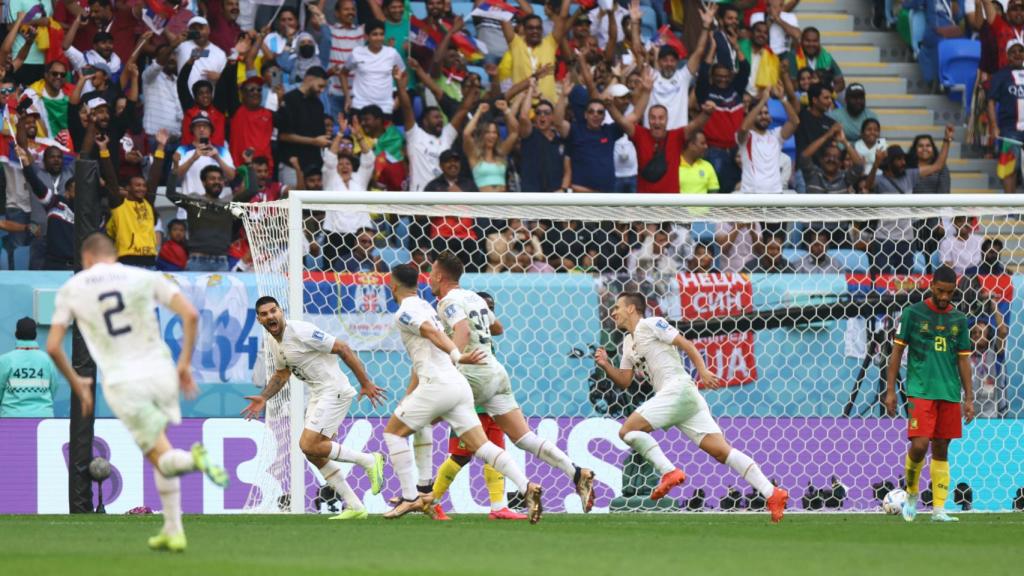 Milinkovic-Savic celebra su gol durante el Camerún - Serbia