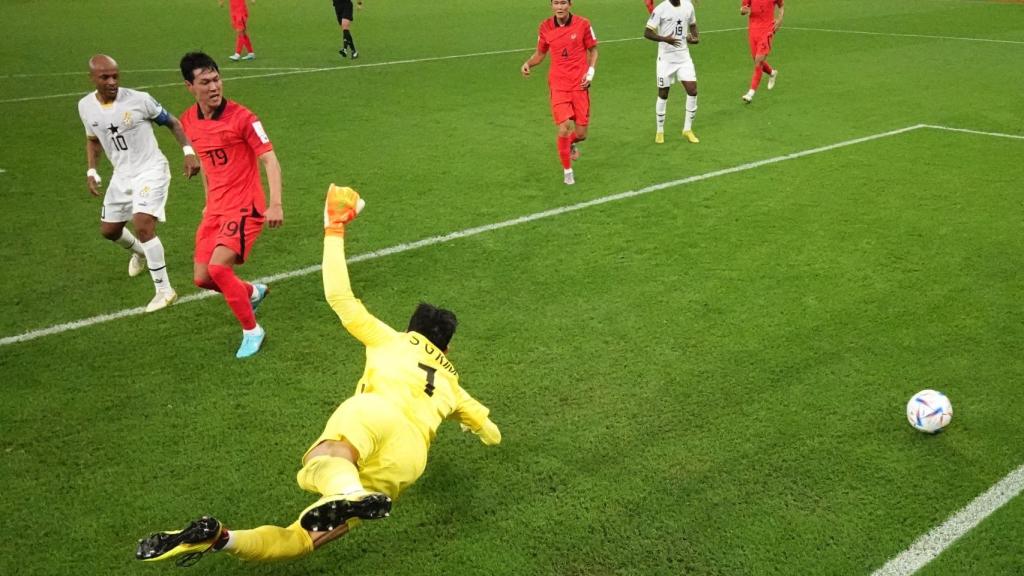 Disparo a gol de Kudus.