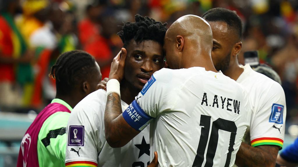 Kudus celebra el gol con sus compañeros.