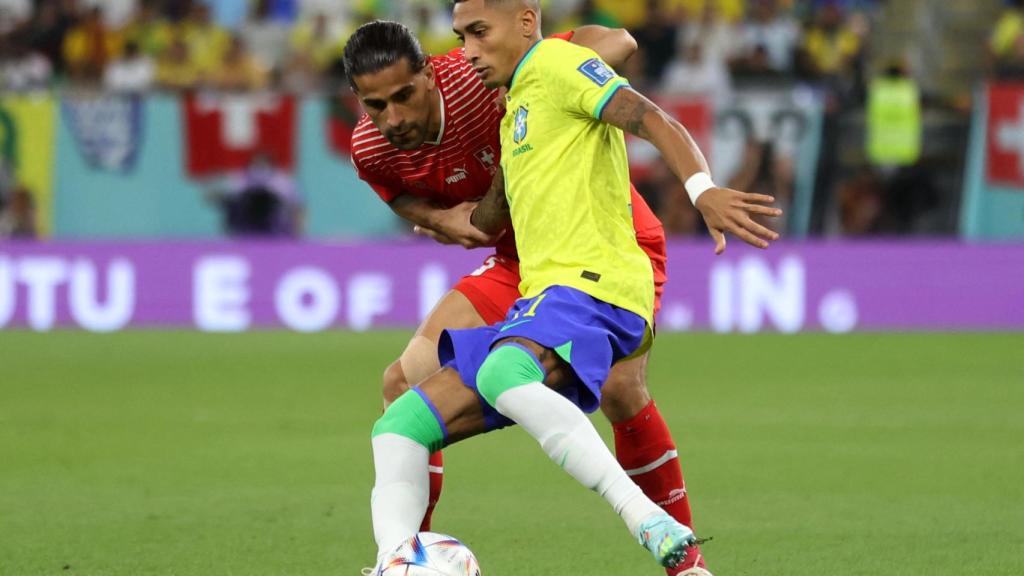 Raphinha, con el balón durante el Brasil - Suiza