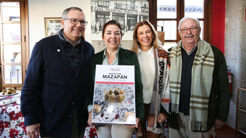 Los responsables de San Telesforo durante la presentación del recetario.