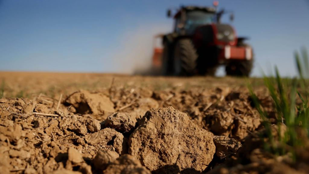Imagen de archivo de un tractor trabajando el campo.