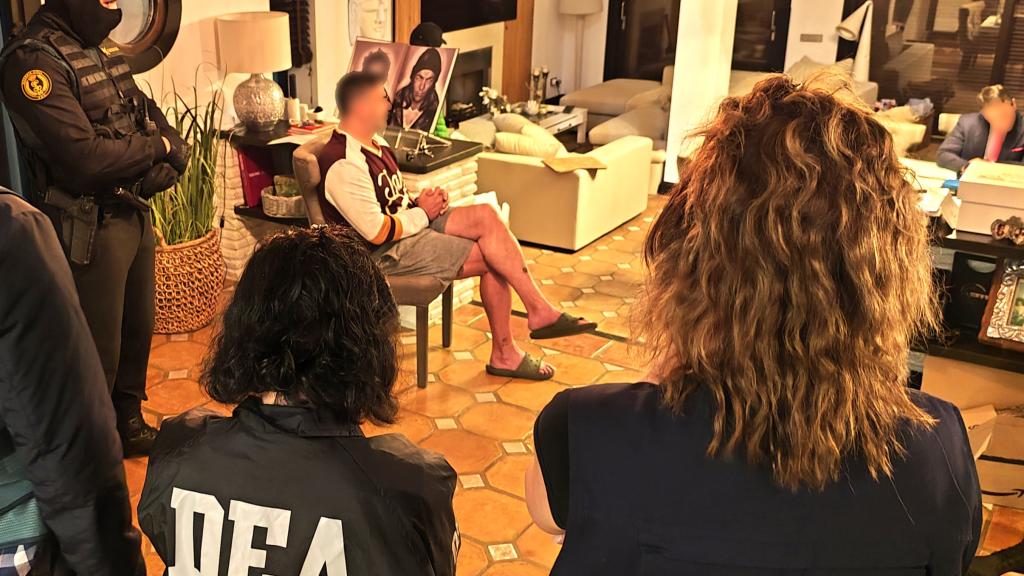 Los agentes, durante el arresto de uno de los capos del clan.