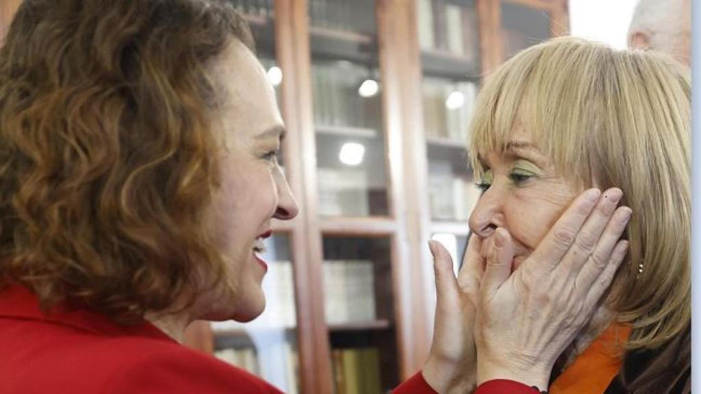 Magdalena Valerio saluda este lunes a su antecesora, Teresa Fernández de la Vega./