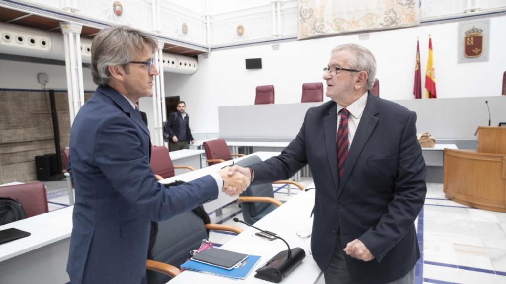 El consejero de Hacienda, Luis Alberto Marín, y el presidente de la Asamblea Regional, Alberto Castillo, este lunes, en su comparecencia en el Hemiciclo.