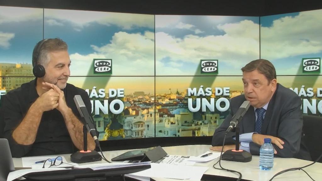 Luis Planas, ministro de Agricultura, Pesca y Alimentación, este lunes con Carlos Alsina en Onda Cero.
