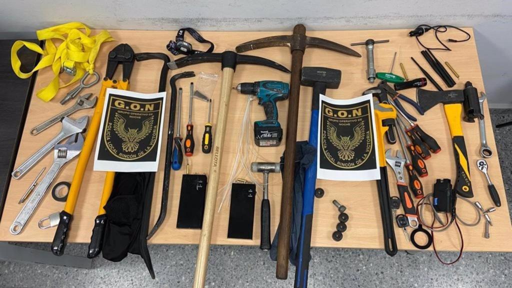 Material incautado en la detención de tres individuos con antecedentes múltiples por robo de vehículo y conducción temeraria.