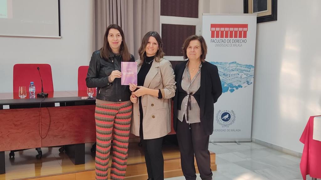 Las coordinadoras y la editora de la guía en el acto de presentación.