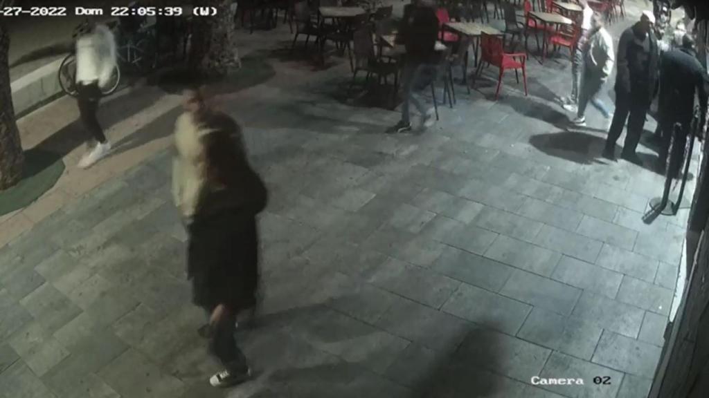 Un fotograma de los instantes previos al apuñalamiento ocurrido este domingo, cerca de un pub de San Pedro del Pinatar.