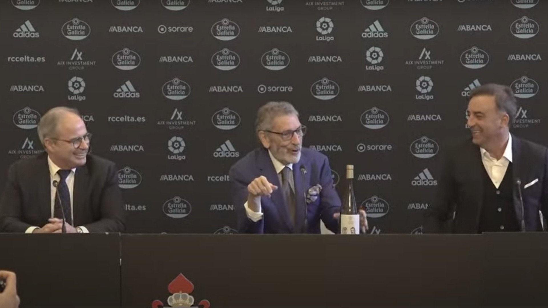Carlos Mouriño agradeciendo a Carvalhal el regalo de la botella de vino. Imagen: RCCelta