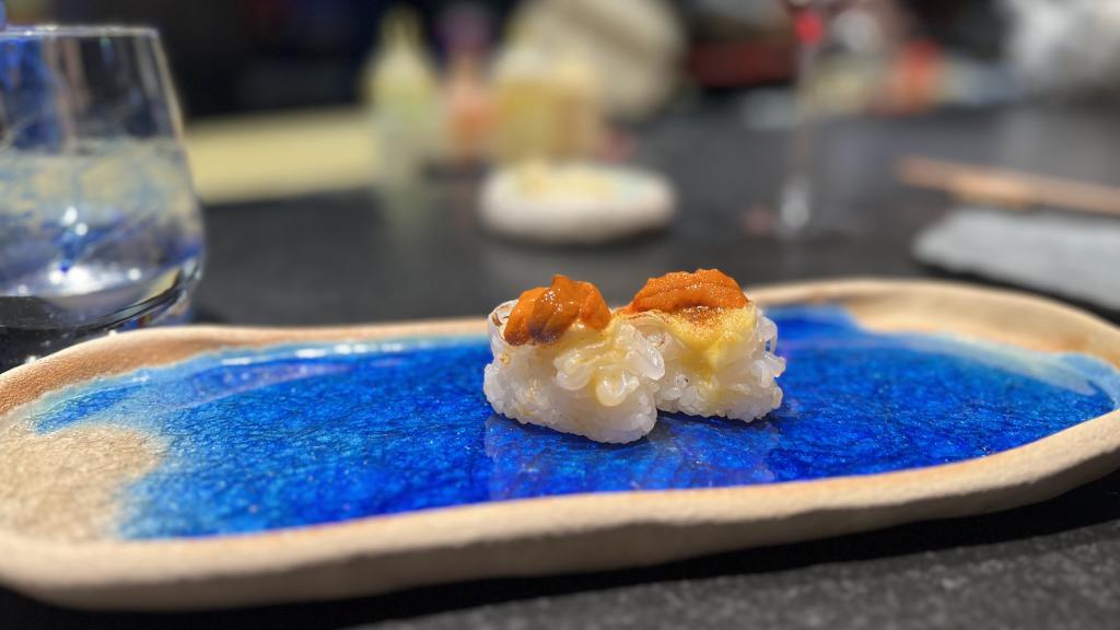 Nigiri de calamar y erizo