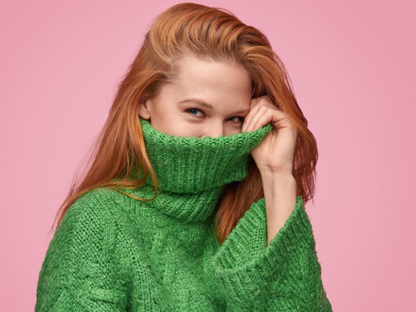 Una mujer con un jersey de cuello vuelto.