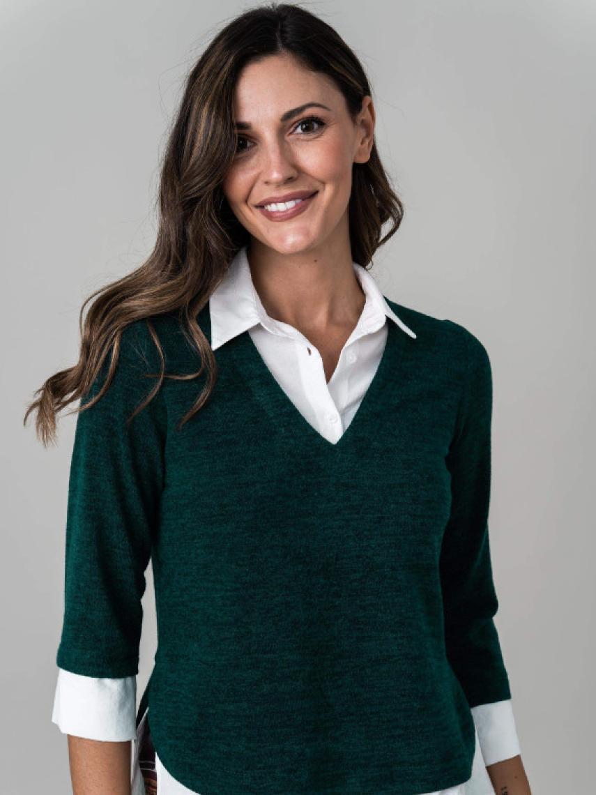 Combinación de jersey con cuello de pico y camisa de Precchio.