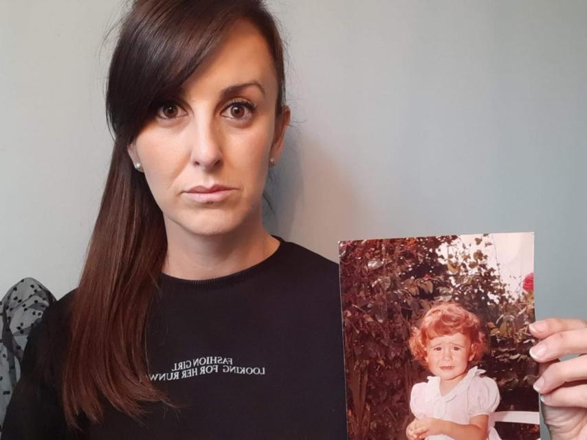 Ana Cuartas, sujetando una foto de cuando era niña.