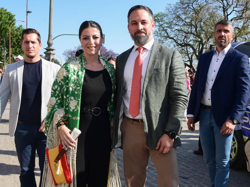 Macarena Olona y Santiago Abascal en la Feria de Sevilla. Ella lleva mantón de Manila en color verde Andalucía.