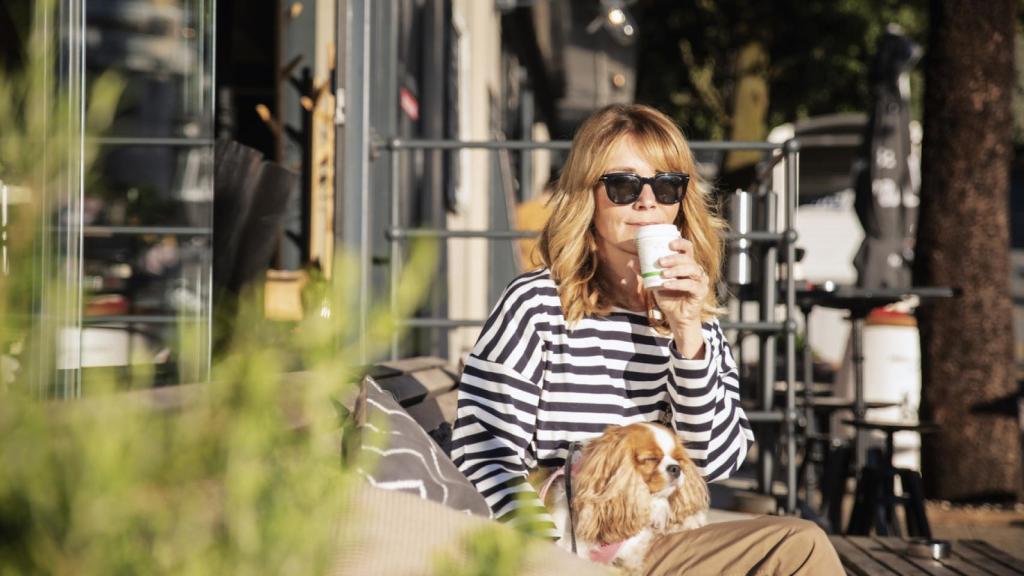 Una mujer luce un clásico jersey de rayas.