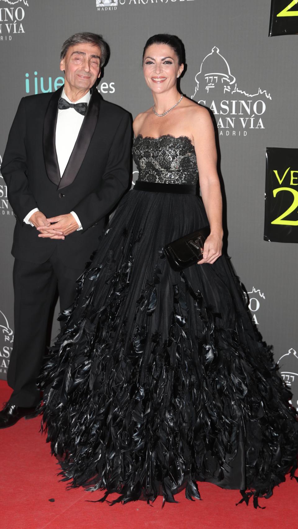 Macarena Olona con su vestido de novia de color negro.