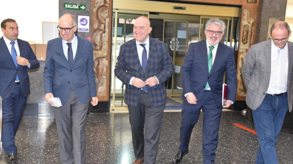 El consejero de Presidencia, Jesús Julio Carnero, llega a la Diputación de Salamanca