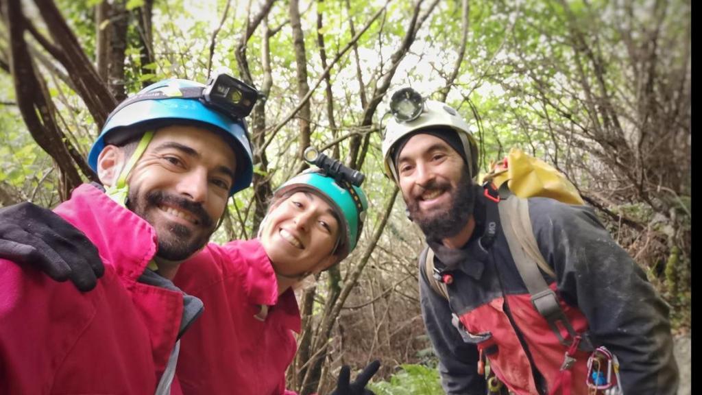 Marina, Luis y Martín durante el descenso del torrente.